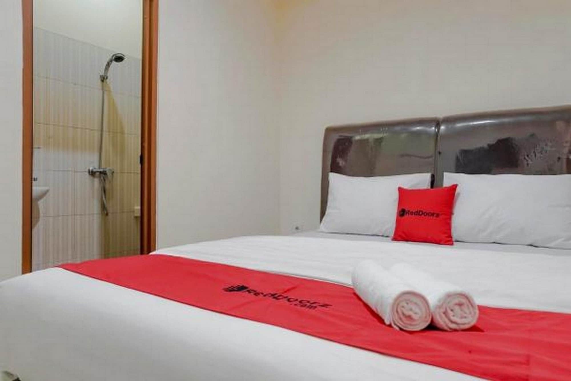 Reddoorz @ Jalan Biak Roxy Jakarta Exterior photo